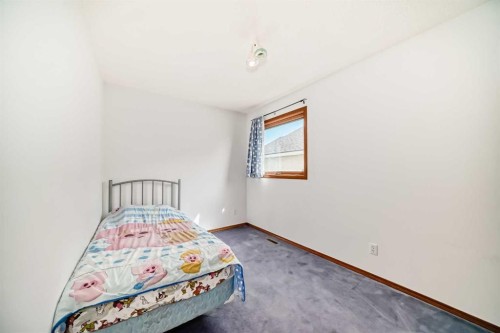 28 Harvest Oak Drive Ne, Calgary, AB - Indoor Photo Showing Bedroom