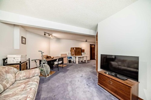 28 Harvest Oak Drive Ne, Calgary, AB - Indoor Photo Showing Living Room