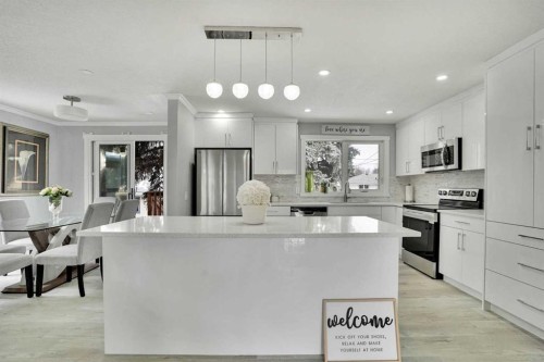 5036 Marshall Road Ne, Calgary, AB - Indoor Photo Showing Kitchen With Upgraded Kitchen