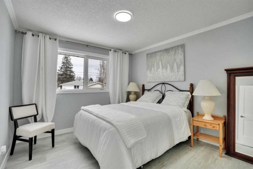 5036 Marshall Road Ne, Calgary, AB - Indoor Photo Showing Bedroom