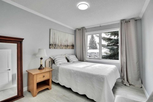 5036 Marshall Road Ne, Calgary, AB - Indoor Photo Showing Bedroom