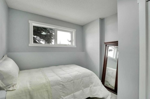 5036 Marshall Road Ne, Calgary, AB - Indoor Photo Showing Bedroom