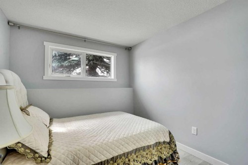 5036 Marshall Road Ne, Calgary, AB - Indoor Photo Showing Bedroom