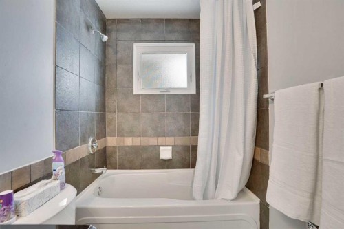 5036 Marshall Road Ne, Calgary, AB - Indoor Photo Showing Bathroom