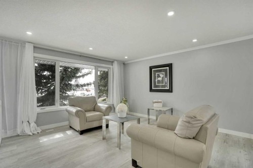 5036 Marshall Road Ne, Calgary, AB - Indoor Photo Showing Living Room