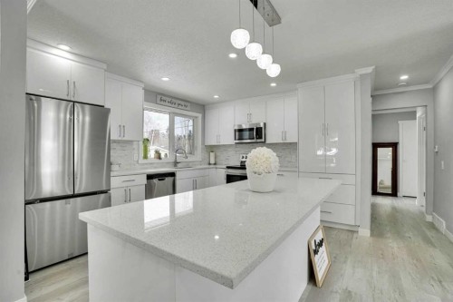 5036 Marshall Road Ne, Calgary, AB - Indoor Photo Showing Kitchen With Upgraded Kitchen