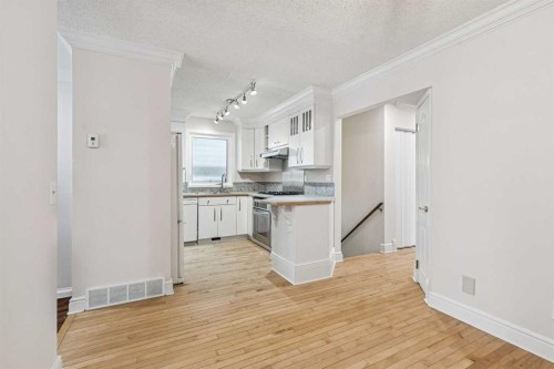 131 Woodglen Way Sw, Calgary, AB - Indoor Photo Showing Kitchen