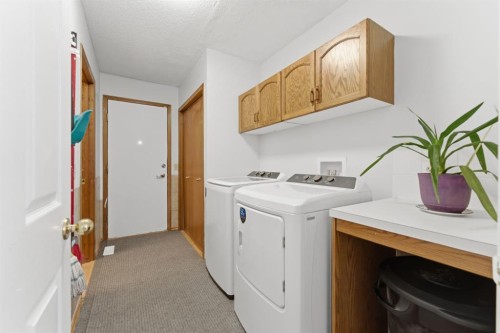 20 Applewood Way Se, Calgary, AB - Indoor Photo Showing Laundry Room