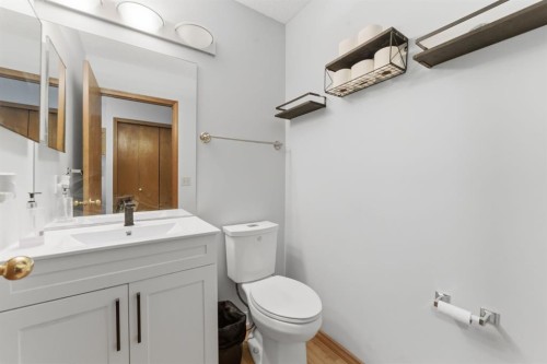 20 Applewood Way Se, Calgary, AB - Indoor Photo Showing Bathroom