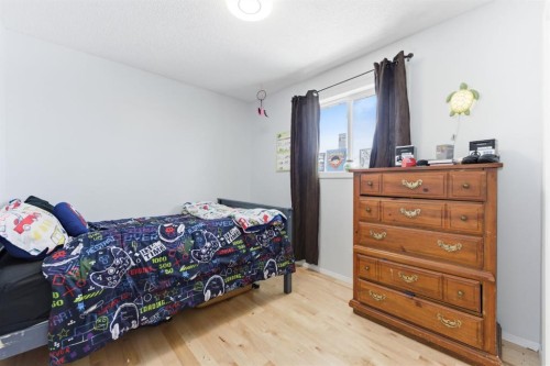 20 Applewood Way Se, Calgary, AB - Indoor Photo Showing Bedroom