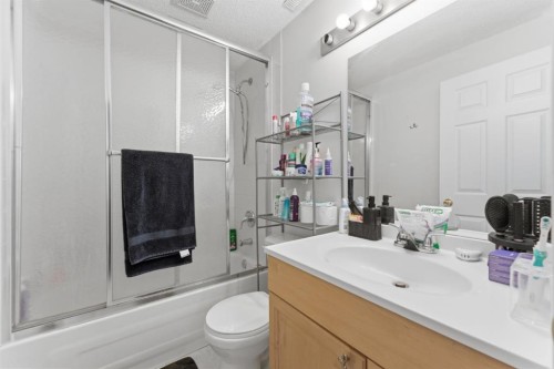 20 Applewood Way Se, Calgary, AB - Indoor Photo Showing Bathroom