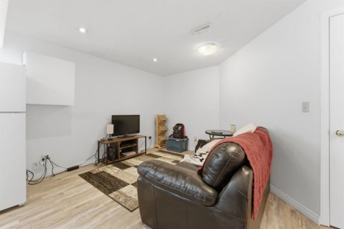 20 Applewood Way Se, Calgary, AB - Indoor