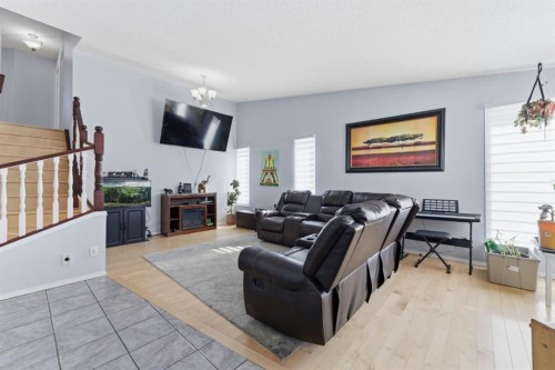 20 Applewood Way Se, Calgary, AB - Indoor Photo Showing Living Room