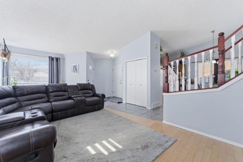 20 Applewood Way Se, Calgary, AB - Indoor Photo Showing Living Room