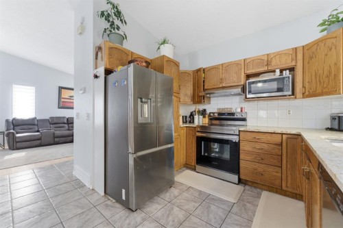 20 Applewood Way Se, Calgary, AB - Indoor Photo Showing Kitchen