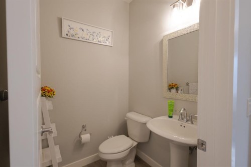 301 Crestmont Drive Sw, Calgary, AB - Indoor Photo Showing Bathroom