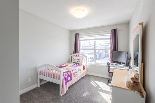 301 Crestmont Drive Sw, Calgary, AB - Indoor Photo Showing Bedroom
