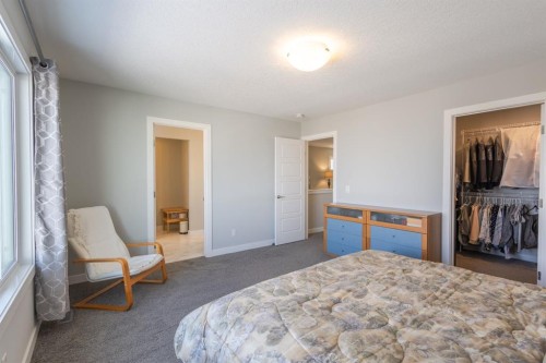 301 Crestmont Drive Sw, Calgary, AB - Indoor Photo Showing Bedroom
