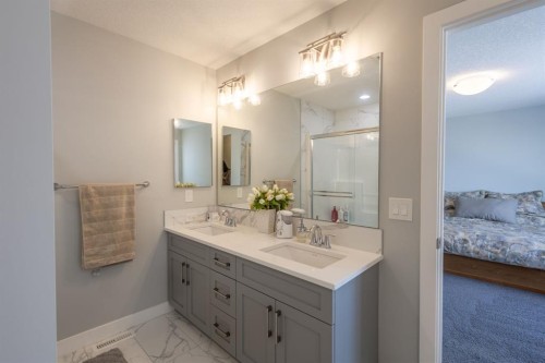 301 Crestmont Drive Sw, Calgary, AB - Indoor Photo Showing Bathroom