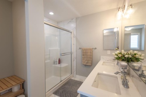 301 Crestmont Drive Sw, Calgary, AB - Indoor Photo Showing Bathroom