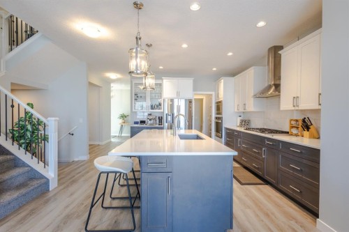 301 Crestmont Drive Sw, Calgary, AB - Indoor Photo Showing Kitchen With Upgraded Kitchen