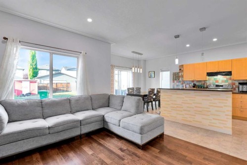 175 Evansmeade Common Nw, Calgary, AB - Indoor Photo Showing Living Room