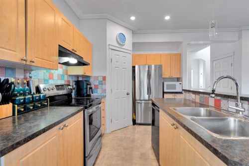 175 Evansmeade Common Nw, Calgary, AB - Indoor Photo Showing Kitchen With Double Sink