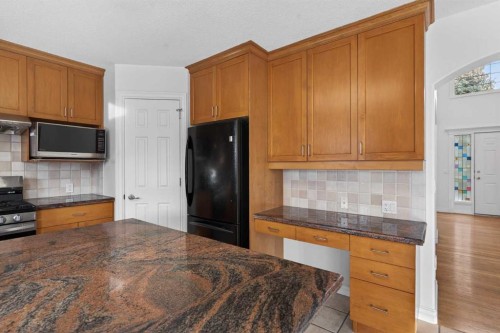255 Hamptons Terrace Nw, Calgary, AB - Indoor Photo Showing Kitchen