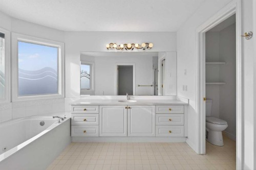 255 Hamptons Terrace Nw, Calgary, AB - Indoor Photo Showing Bathroom
