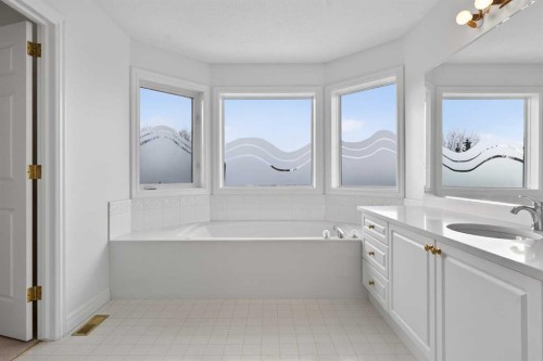 255 Hamptons Terrace Nw, Calgary, AB - Indoor Photo Showing Bathroom