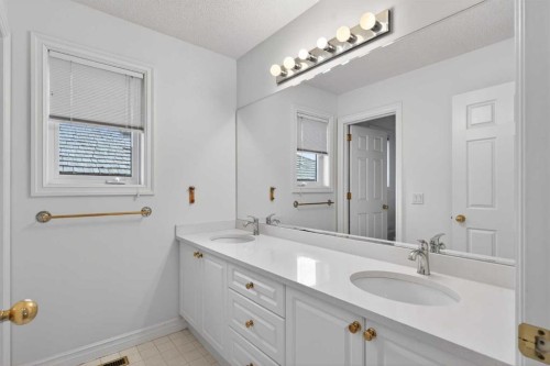 255 Hamptons Terrace Nw, Calgary, AB - Indoor Photo Showing Bathroom