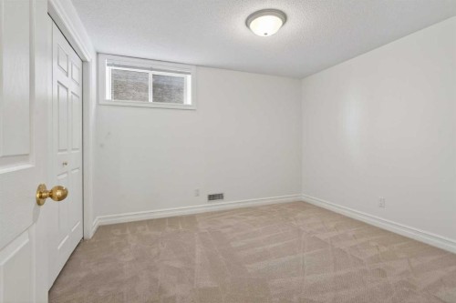 255 Hamptons Terrace Nw, Calgary, AB - Indoor Photo Showing Other Room