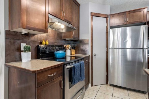 138 Cranberry Place Se, Calgary, AB - Indoor Photo Showing Kitchen