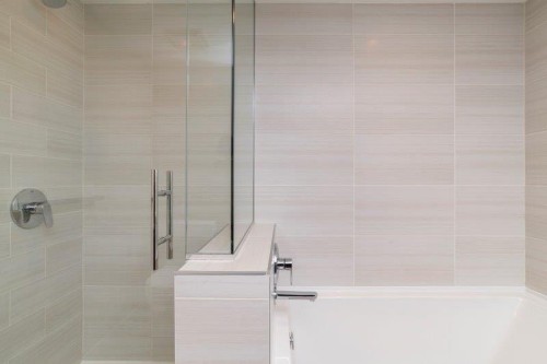 1503-519 Riverfront Avenue Se, Calgary, AB - Indoor Photo Showing Bathroom
