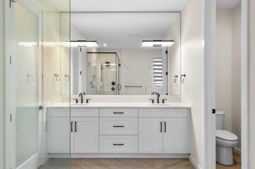1104 Cranbrook Gardens Se, Calgary, AB - Indoor Photo Showing Bathroom