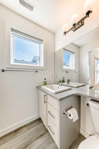 123 Spring Creek Common Sw, Calgary, AB - Indoor Photo Showing Bathroom