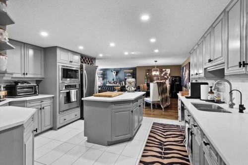 302-320 Meredith Road Ne, Calgary, AB - Indoor Photo Showing Kitchen With Double Sink With Upgraded Kitchen