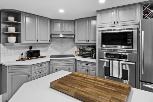 302-320 Meredith Road Ne, Calgary, AB - Indoor Photo Showing Kitchen With Upgraded Kitchen