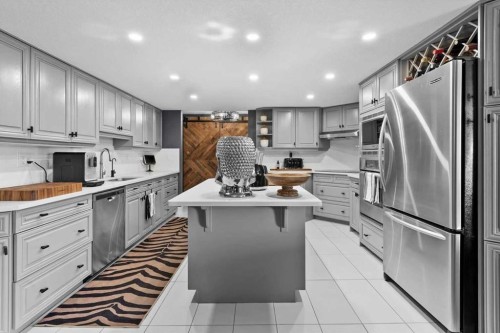 302-320 Meredith Road Ne, Calgary, AB - Indoor Photo Showing Kitchen With Upgraded Kitchen