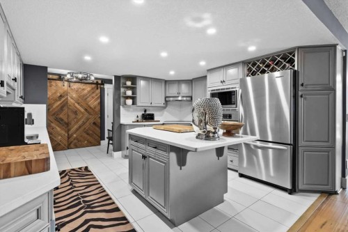 302-320 Meredith Road Ne, Calgary, AB - Indoor Photo Showing Kitchen