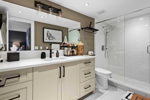 302-320 Meredith Road Ne, Calgary, AB - Indoor Photo Showing Bathroom