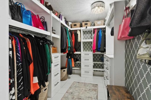 302-320 Meredith Road Ne, Calgary, AB - Indoor With Storage