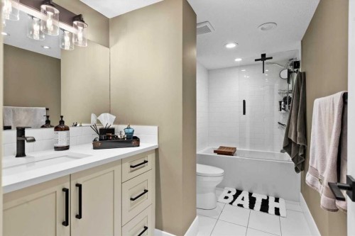 302-320 Meredith Road Ne, Calgary, AB - Indoor Photo Showing Bathroom