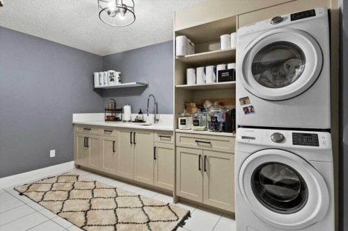 302-320 Meredith Road Ne, Calgary, AB - Indoor Photo Showing Laundry Room