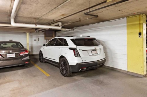 302-320 Meredith Road Ne, Calgary, AB - Indoor Photo Showing Garage