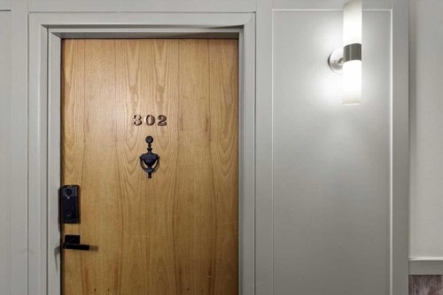 302-320 Meredith Road Ne, Calgary, AB - Indoor Photo Showing Other Room