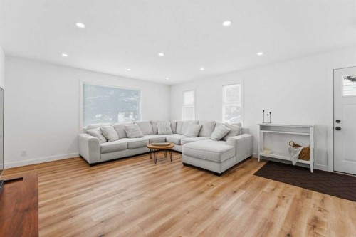 8119 Ranchview Drive Nw, Calgary, AB - Indoor Photo Showing Living Room