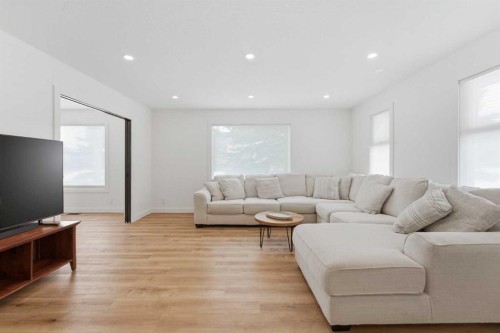 8119 Ranchview Drive Nw, Calgary, AB - Indoor Photo Showing Living Room