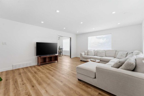 8119 Ranchview Drive Nw, Calgary, AB - Indoor Photo Showing Living Room