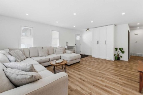 8119 Ranchview Drive Nw, Calgary, AB - Indoor Photo Showing Living Room